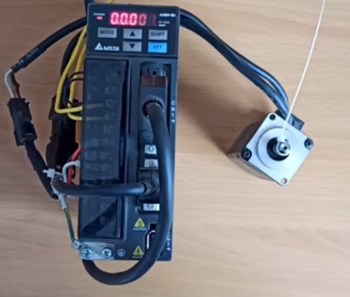 Servo motor enable parameter setting