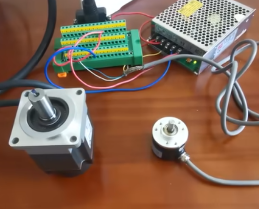 What are the differences in the control method of synchronous motion of two servo motors?