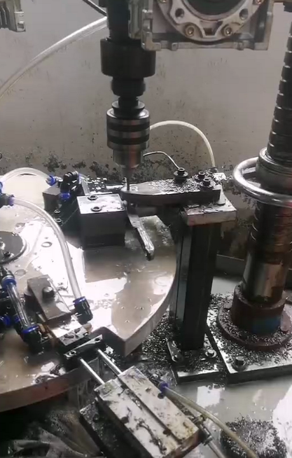 Two-axis drilling and drilling equipment configuration scheme